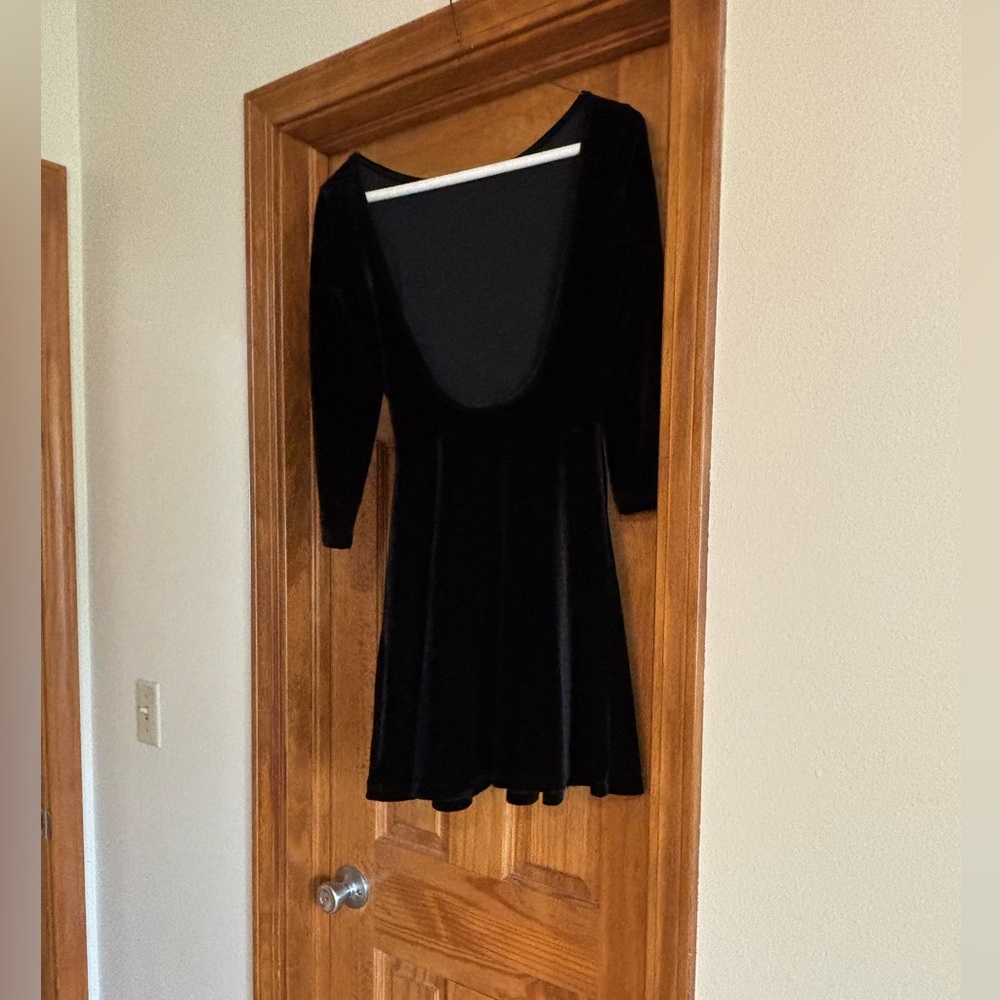 Elegant Black Velvet Dress - Picture 7 of 14